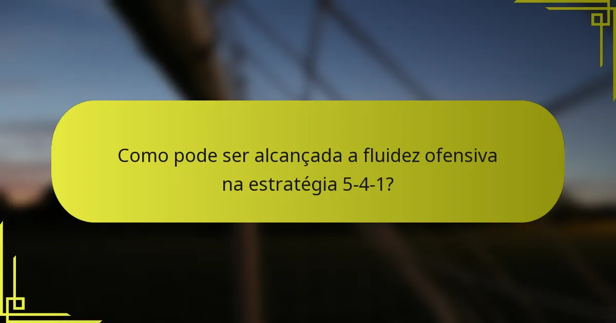 Como pode ser alcançada a fluidez ofensiva na estratégia 5-4-1?